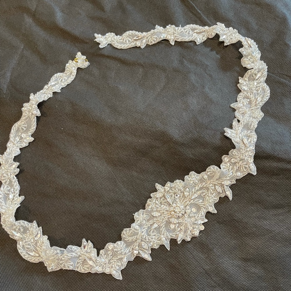 Wedding dress! Brand new Kenneth Winston wedding dress! It’s a size 8 in ivory! - Picture 15 of 16